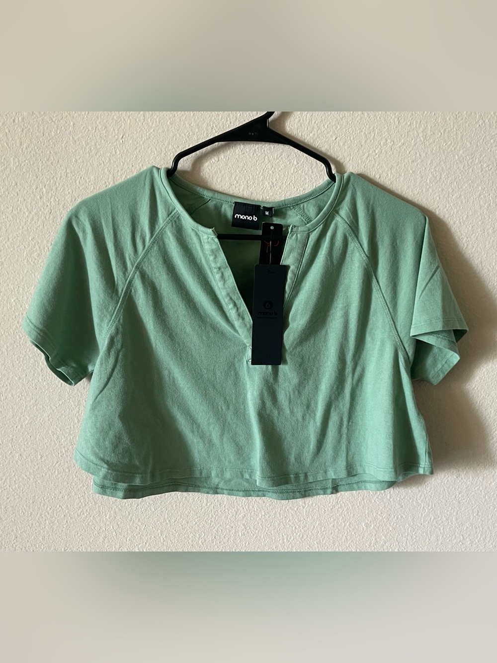NWT Mono B cropped V-neck shirt Green